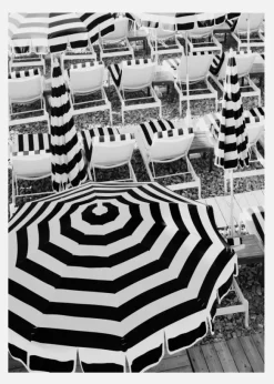 Black And White Beach Umbrellas Canvastavla (30x40 cm)