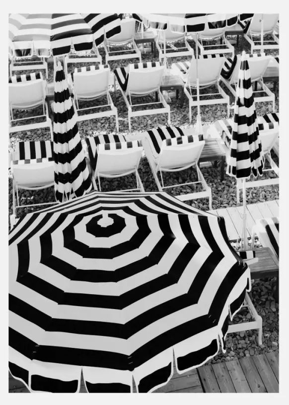 Black And White Beach Umbrellas Canvastavla (30x40 cm)