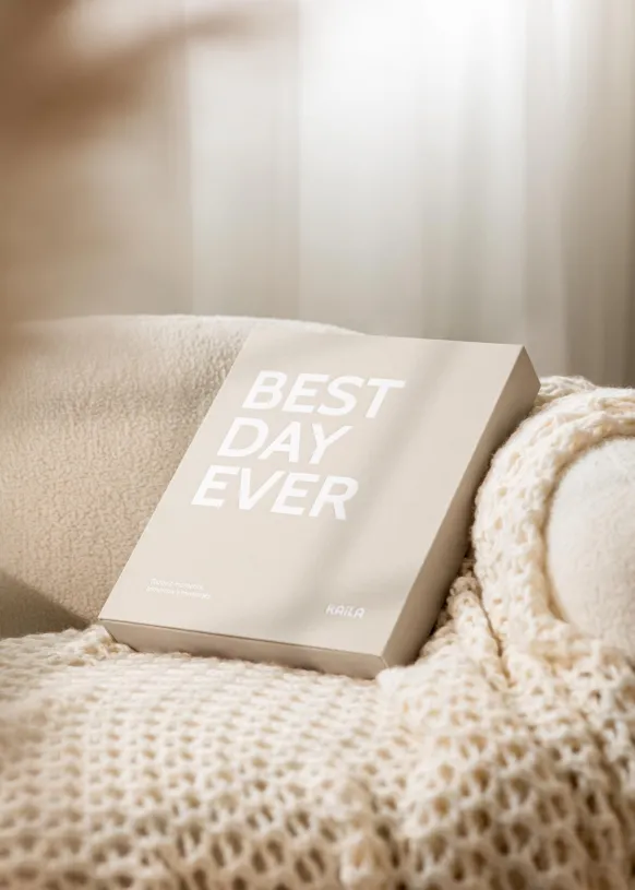 KAILA BEST DAY EVER Creme - Coffee Table Photo Album (60 Svarta Sidor / 30 Blad)