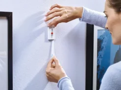 Tesa - Justerbar självhäftande spik för alla typer av väggar (max 2x2kg)